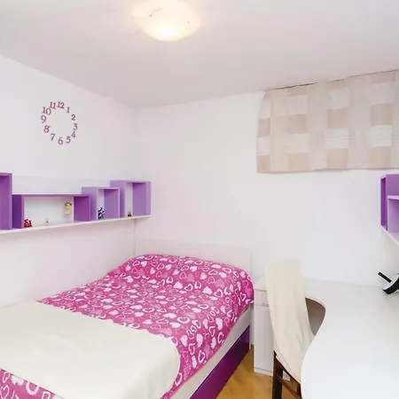 Three-bedroom In Διαμέρισμα *