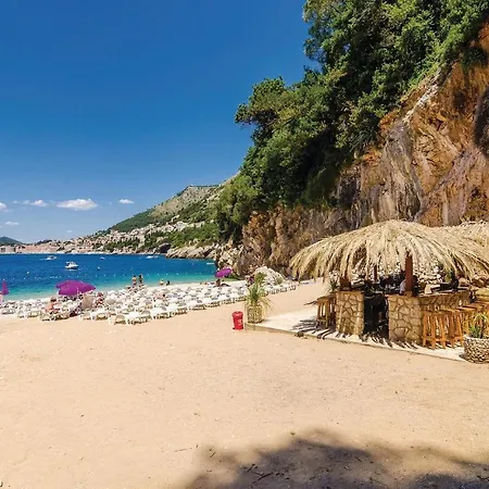 Three-bedroom In Διαμέρισμα *